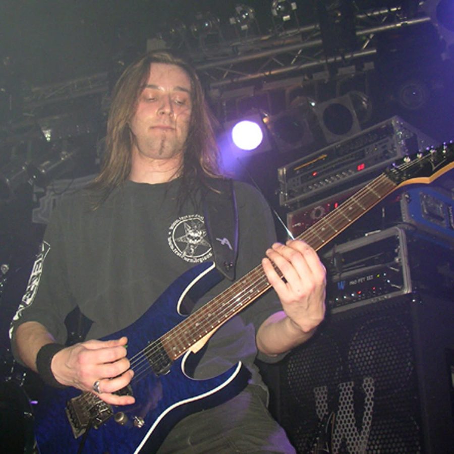 Mike live auf der Bühne, die Gitarre tief hängend.